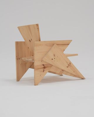Butaca de madera geometrica posmoderna