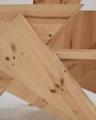 Butaca de madera geometrica posmoderna