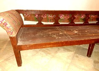 Sofa de madera, tipo divan. Decoración vintage.