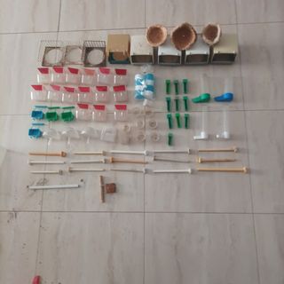 Bebederos, comederos, palos y nidos 70 piezas