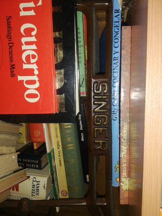 Mueble muy antiguo Singer.