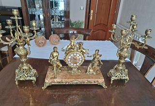 Candelabros y reloj de bronce macizos
