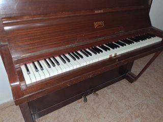 Piano de pared berry London