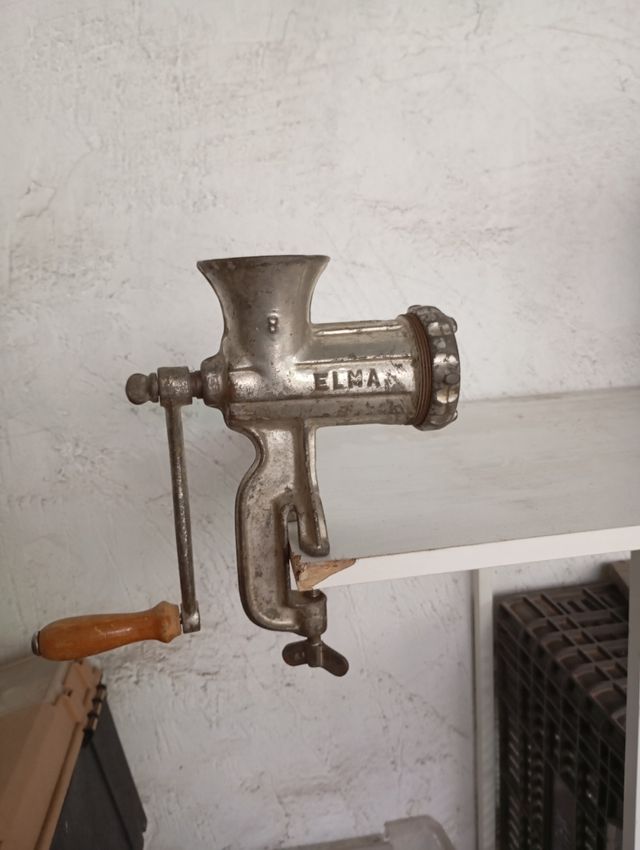 Picadora de carne antigua