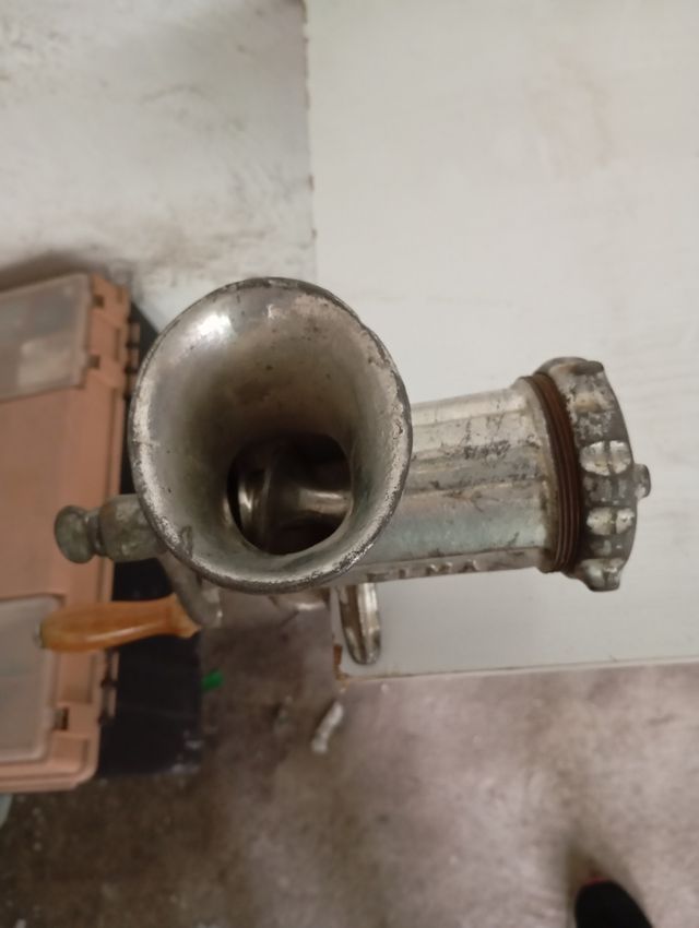 Picadora de carne antigua