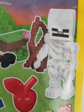 LEGO { 662409 } Hero + Skeleton