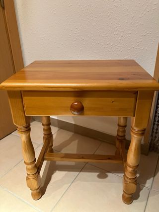 Mesita auxiliar con cajon  pino