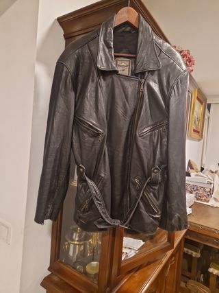 Cazadora motera de cuero