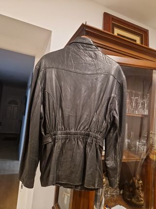 Cazadora motera de cuero