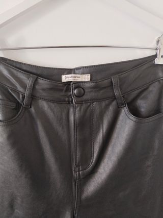 Pantalón negro de polipiel 