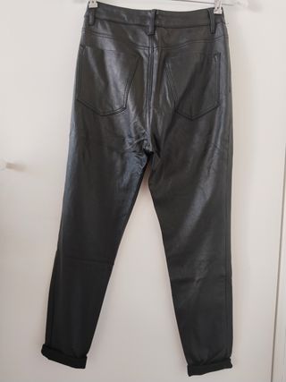 Pantalón negro de polipiel 