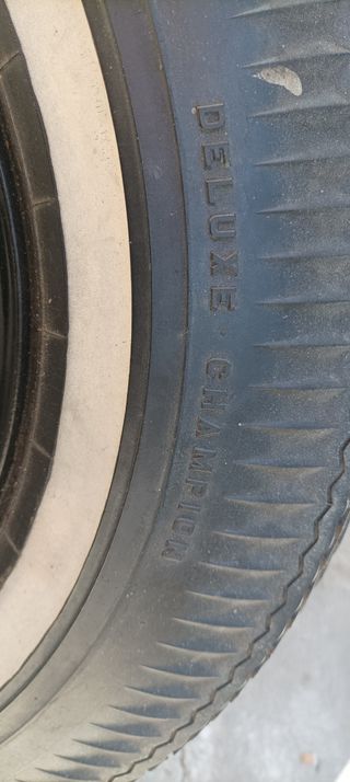 Rueda de coche clásico 