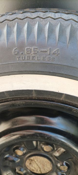 Rueda de coche clásico 