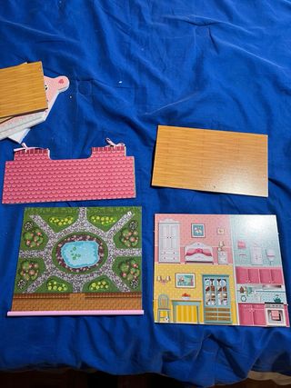 Casa de muñecas de madera portatil.