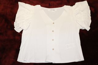 Blusa blanca con mangas en vuelo, talla M.