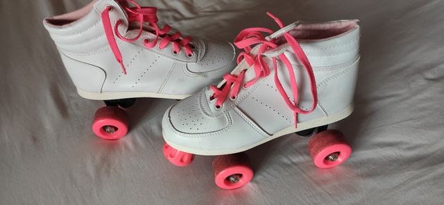 Patines de 4 ruedas en su bolsa con accesorios