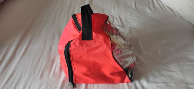 Patines de 4 ruedas en su bolsa con accesorios