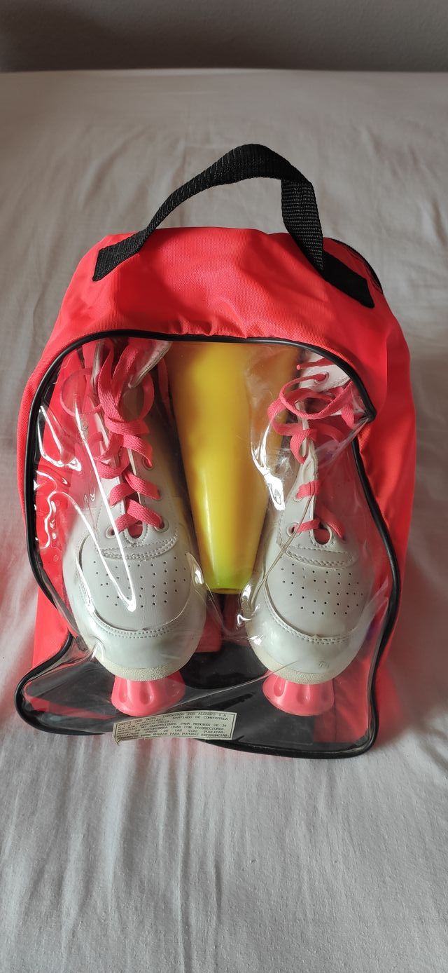 Patines de 4 ruedas en su bolsa con accesorios