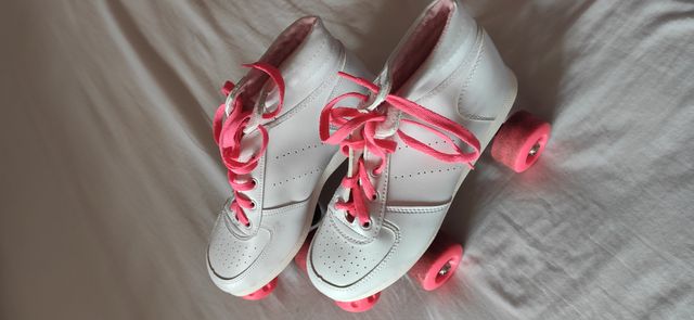 Patines de 4 ruedas en su bolsa con accesorios