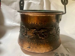 Arte antiguo/ marmita cobre/laton con gravados