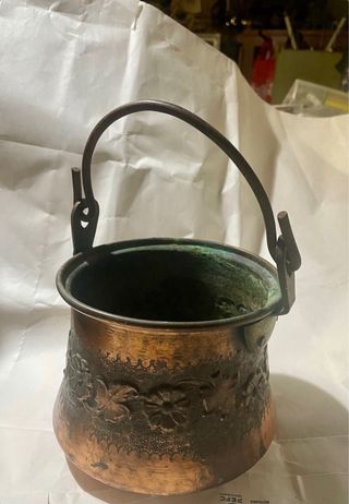 Arte antiguo/ marmita cobre/laton con gravados