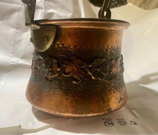Arte antiguo/ marmita cobre/laton con gravados