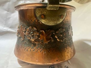 Arte antiguo/ marmita cobre/laton con gravados