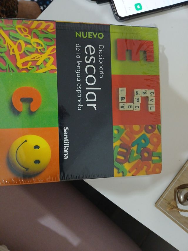 NUEVO DICCIONARIO ESCOLAR DE LA LENGUA ESPAÑOLA SANTILLANA (Spanish Edition)