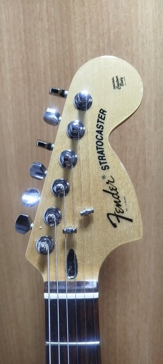 Guitarra exclusiva tipo Stratocaster