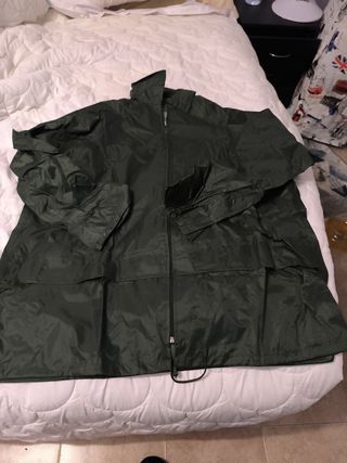 Chaqueta y pantalón chubasquero