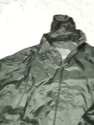 Chaqueta y pantalón chubasquero
