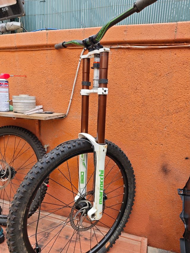 Horquilla marzochi 200mm DH 27.5 equipamiento.