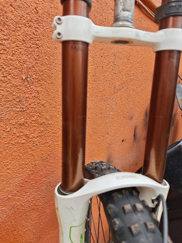 Horquilla marzochi 200mm DH 27.5 equipamiento.