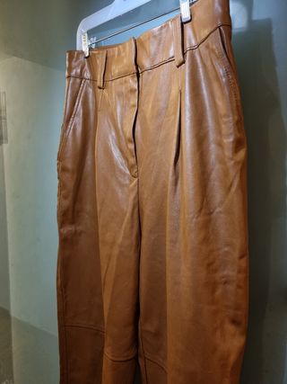 Pantalones estilo cargo de cuero 