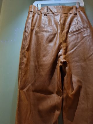 Pantalones estilo cargo de cuero 