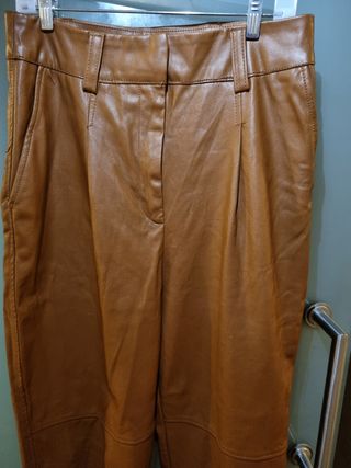 Pantalones estilo cargo de cuero 