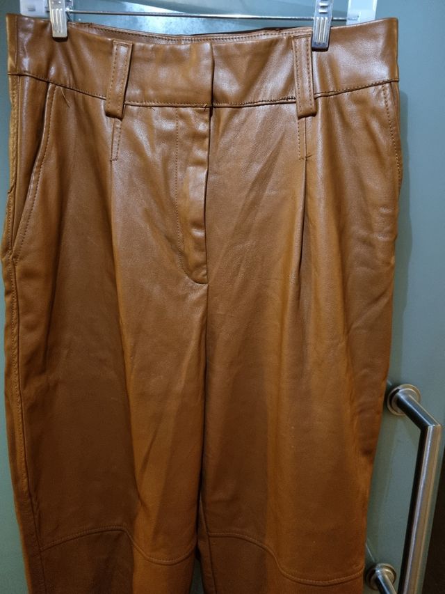 Pantalones estilo cargo de cuero
