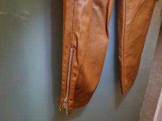 Pantalones estilo cargo de cuero 