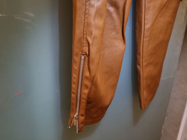 Pantalones estilo cargo de cuero