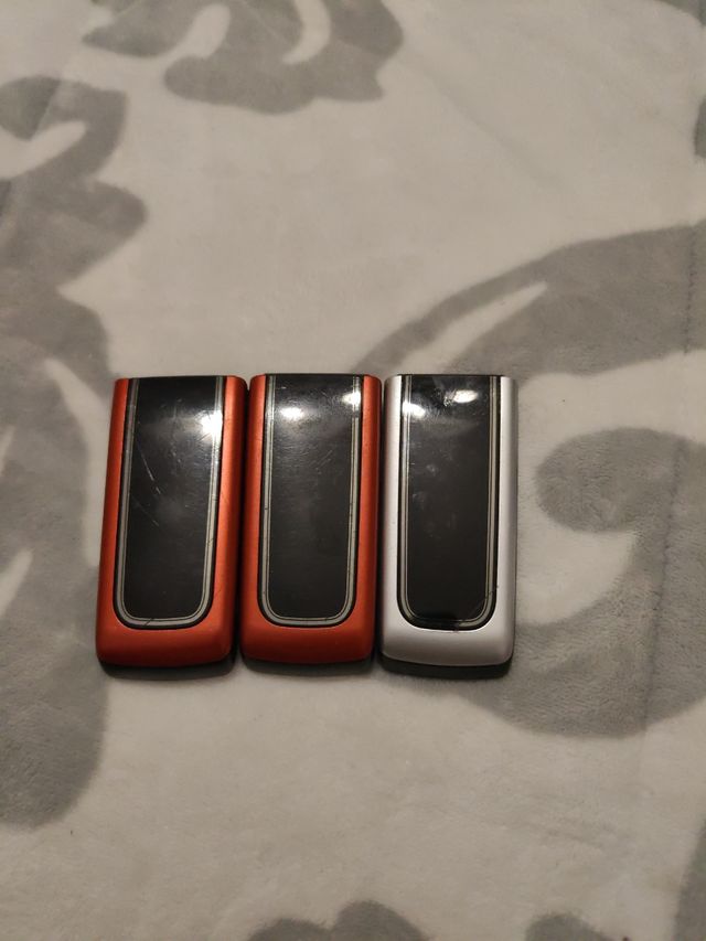 Molti vecchi telefoni cellulari Nokia 6555