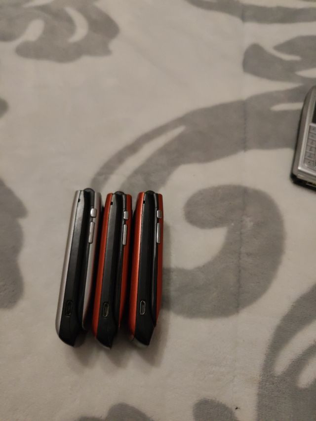 Molti vecchi telefoni cellulari Nokia 6555