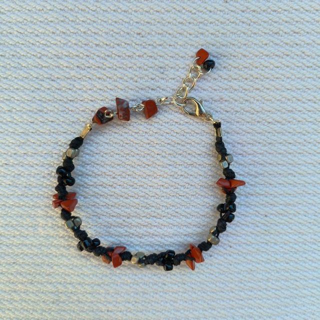 Bracciale di filo e diaspro rosso