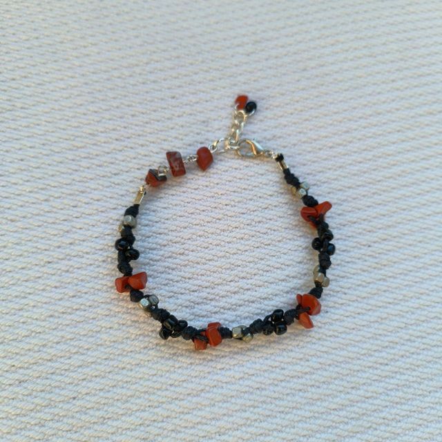 Bracciale di filo e diaspro rosso