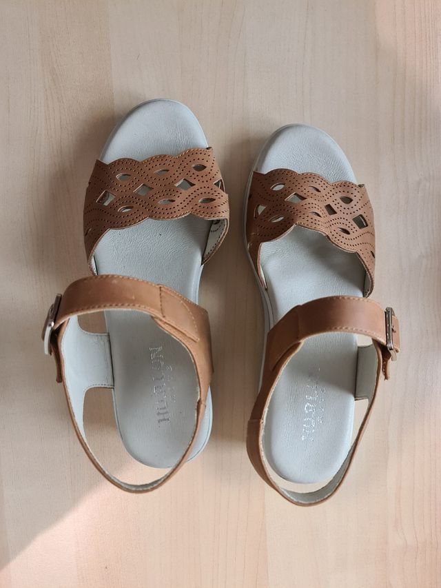 Sandalia marrón plana 38