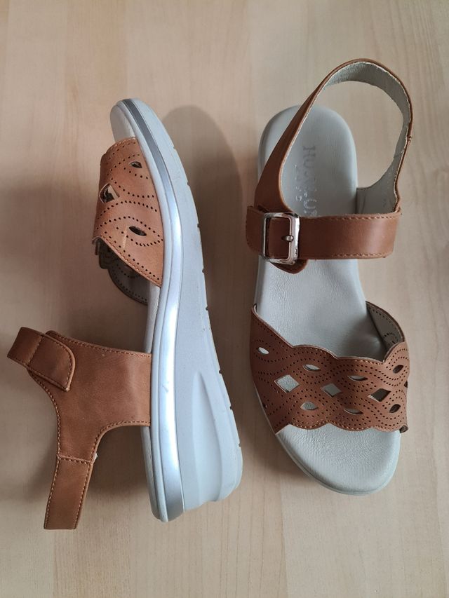 Sandalia marrón plana 38