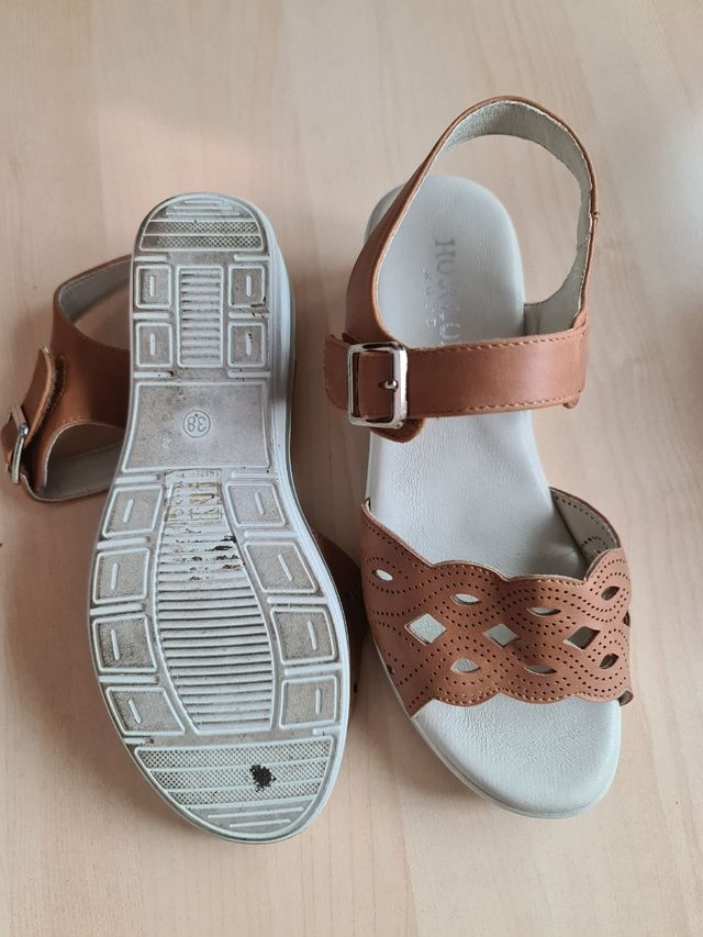 Sandalia marrón plana 38