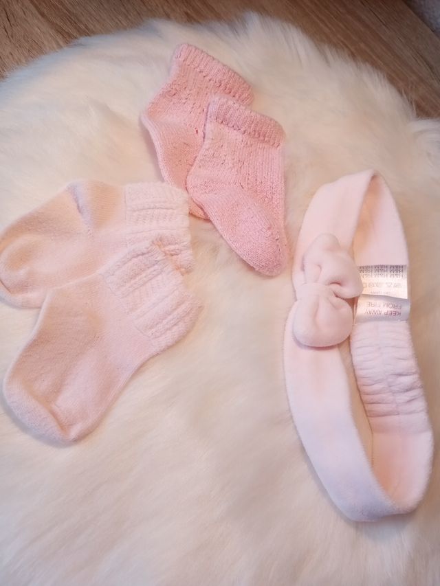 Calcetines y una diadema de "H&M"