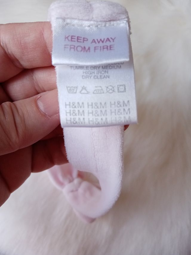 Calcetines y una diadema de "H&M"