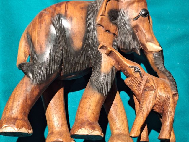 ELEFANTES DE MADERA MACIZA