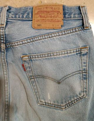 Pantalón Levis 501 etiqueta roja botones